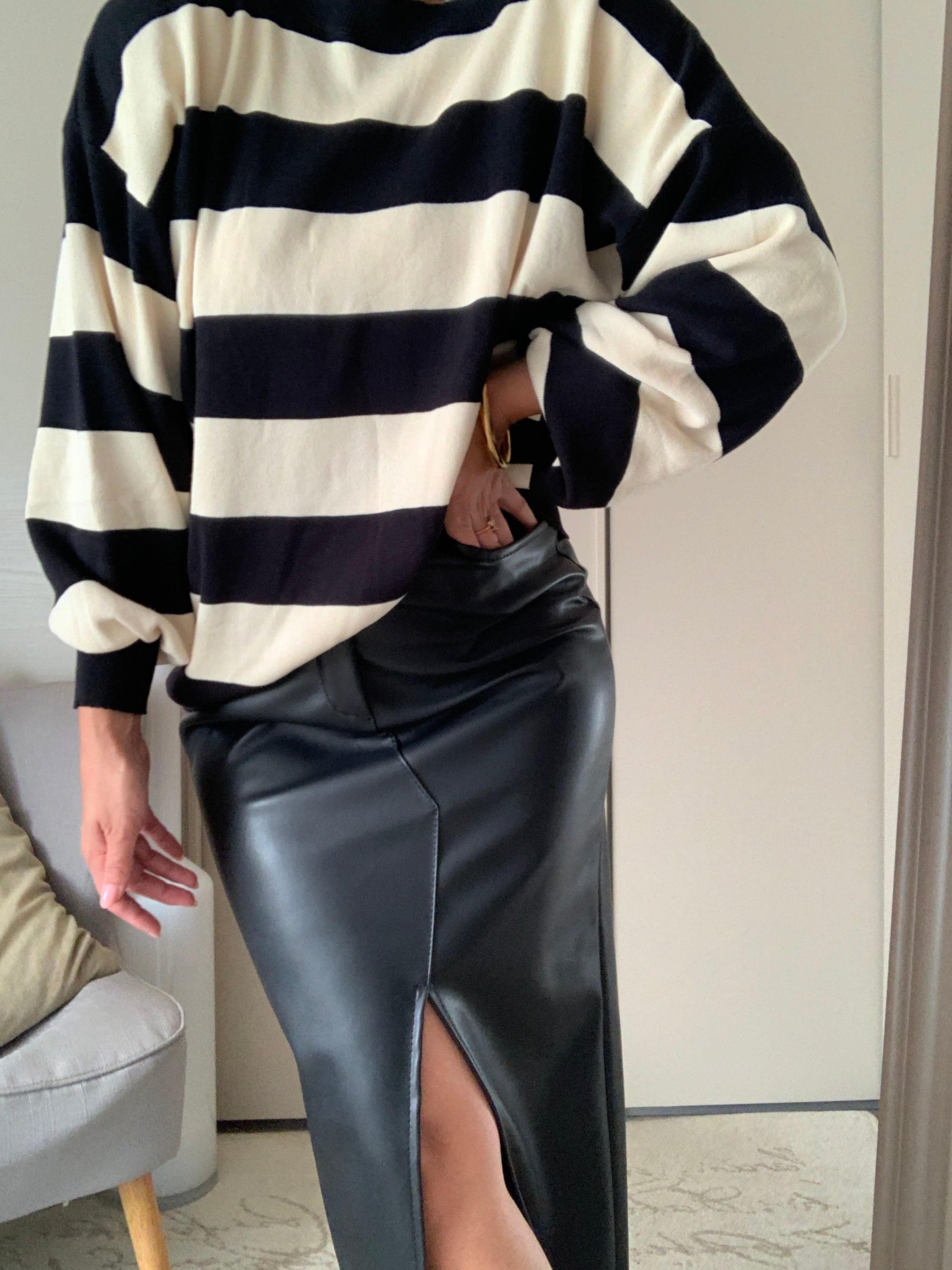 Gonna ecopelle morbida e lunga con spacchetto frontale. Tasche laterali e passanti.